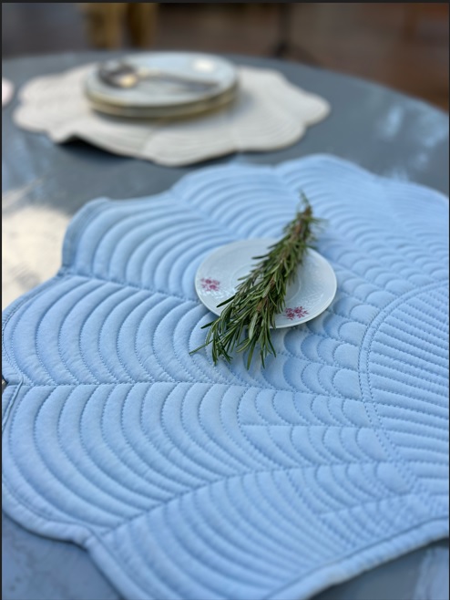 Tovaglietta americana a forma di conchiglia in microfibra -celeste/bianco- 50x40 cm - L'Atelier17